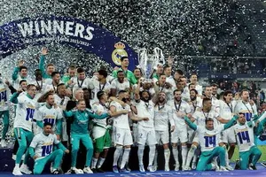 Players of Real Madrid celebrate with the trophy at the end of the Champions League 2021/2022 Final football match between Liverpool and Real Madrid