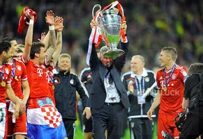 Champions League Cup Final, Borussia Dortmund vs. FC Bayern Munich in Wembley Stadium, London, UK on 25.05.2013 --- Trainer Jupp Heynckes (Bayern MŸnchen) lifts the trophy